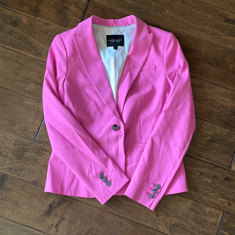 Banana Republic classic pink blazer. Size 2P. NWOT
